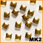 Cyrkonie metalowe złote kwadraty MK2 10 szt.