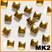 Cyrkonie metalowe złote kwadraty MK2 10 szt.